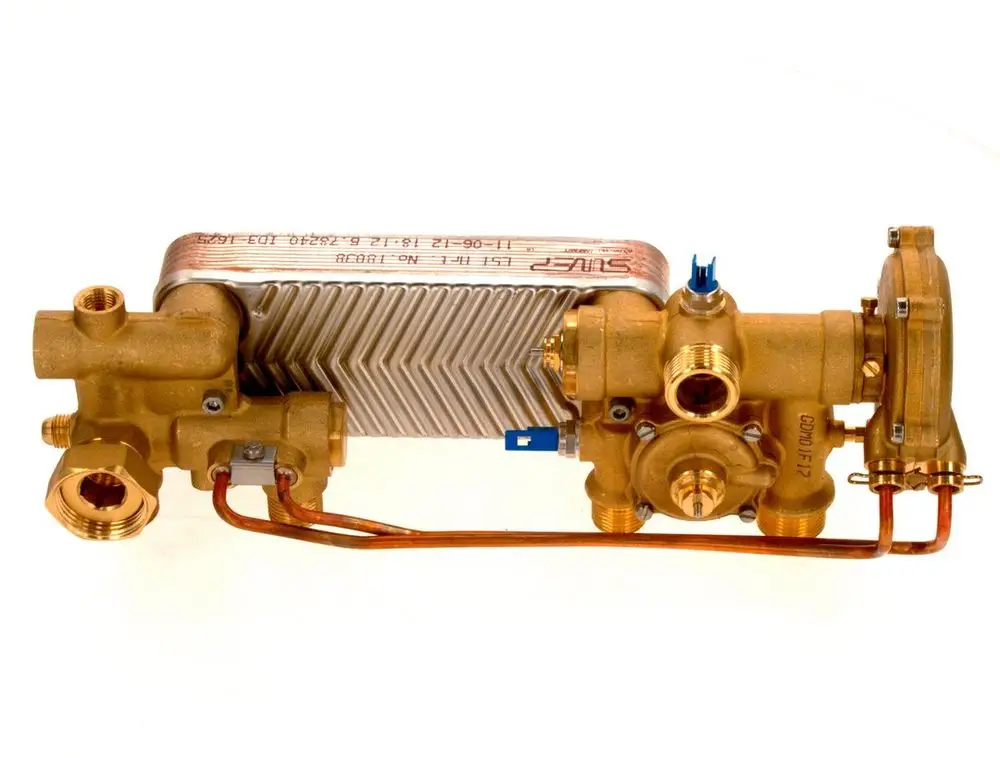 Bosch Hydrauliksystem mit mehreren Anschlüssen und einem Wärmetauscher, gefertigt aus Metall, in horizontaler Ausführung.
